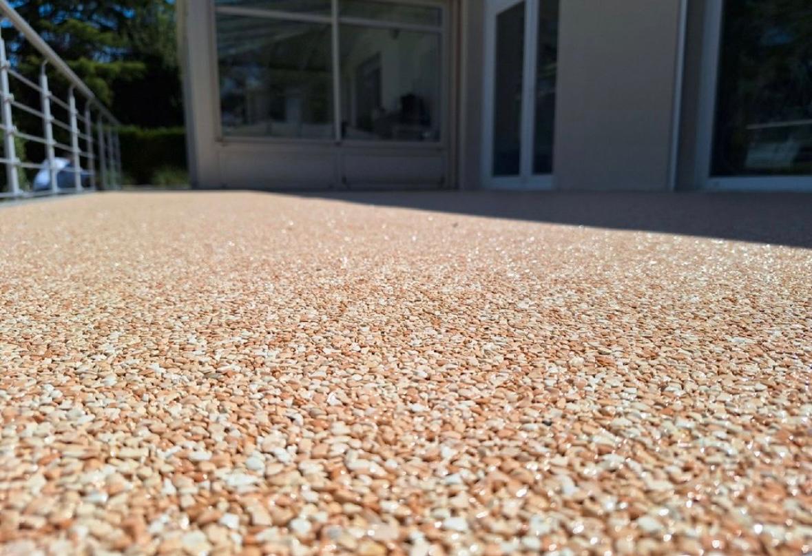 Terrasse de maison individuelle en moquette de pierre, revêtement extérieur moderne