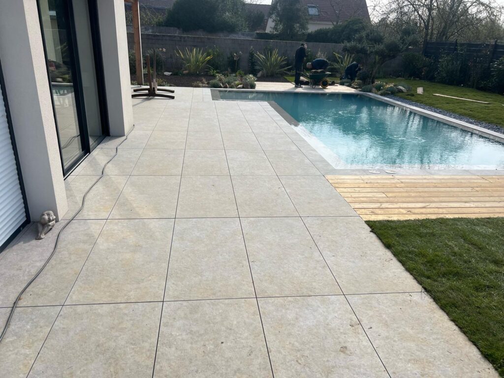 Terrasse de piscine à Nozay avec dalles grand format antidérapantes