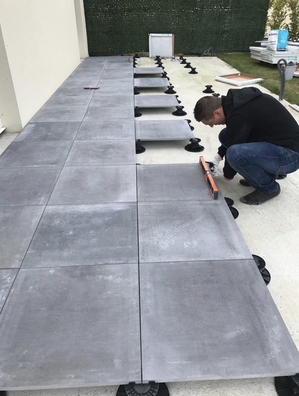 Pose de dalles sur plots à Saclay pour terrasse extérieure
