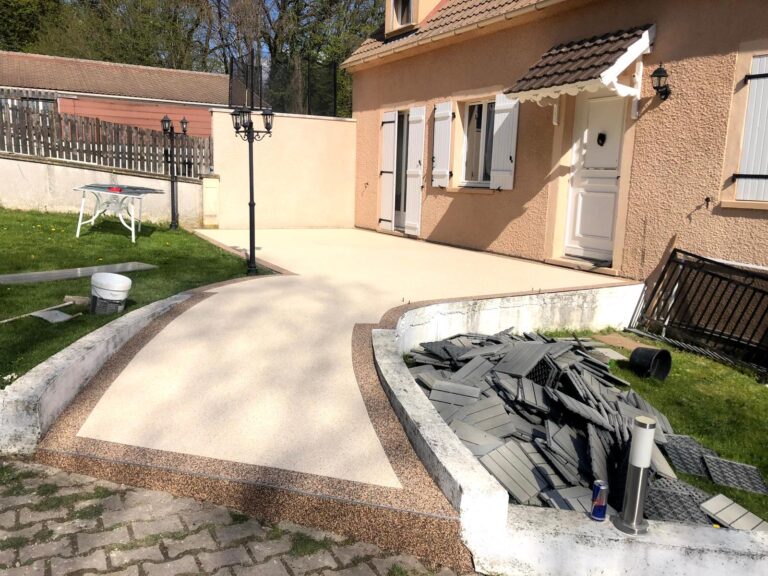 Accès d’entrée de maison en moquette de pierre, revêtement extérieur drainant