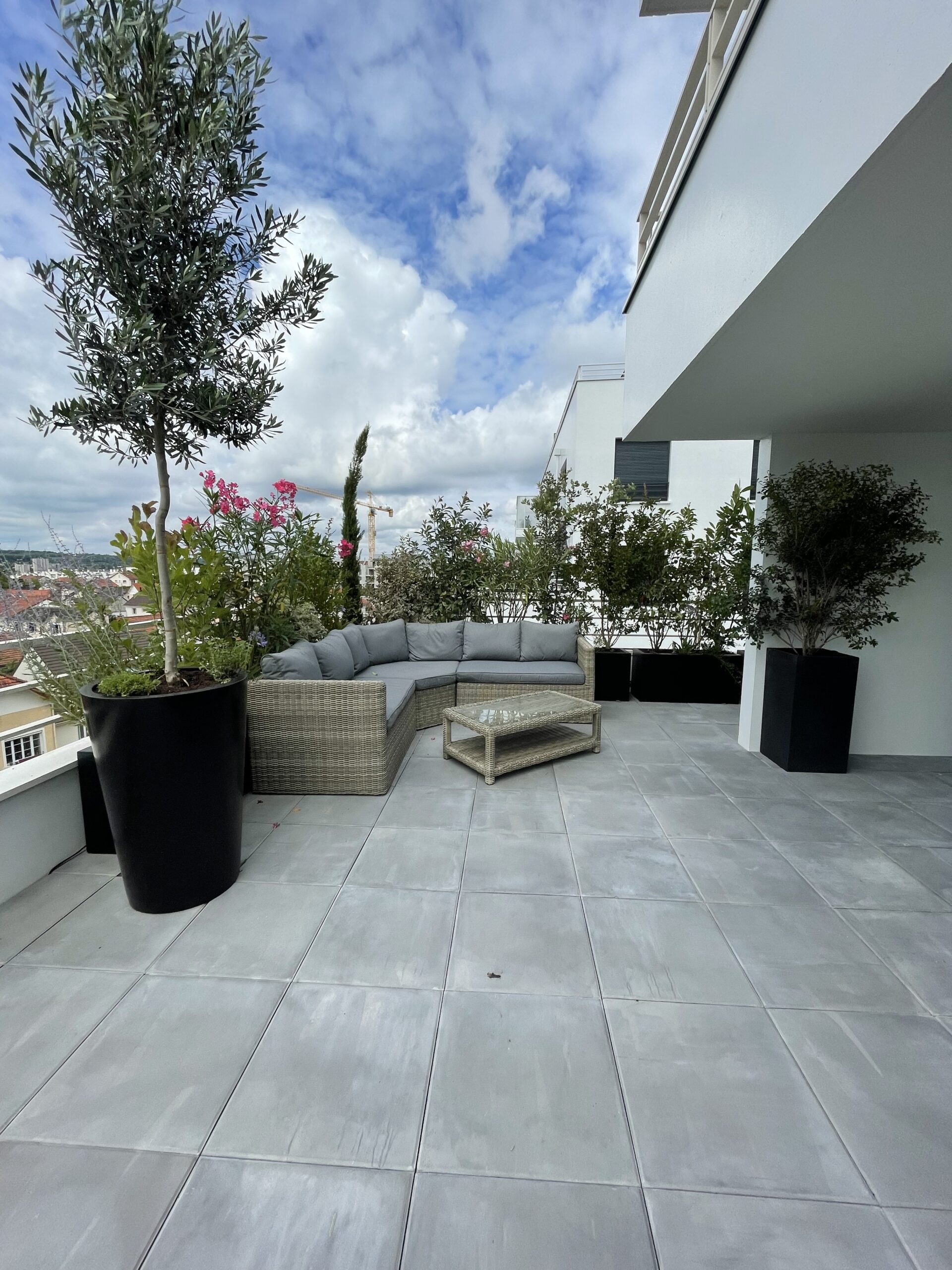 Terrasse en dalles grises à Bourg-la-Reine pour un espace extérieur contemporain