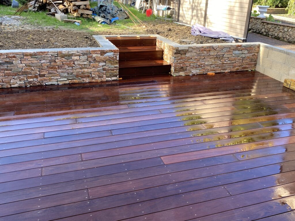 Terrasse en bois à Sceaux avec escalier et muret en pierre naturelle