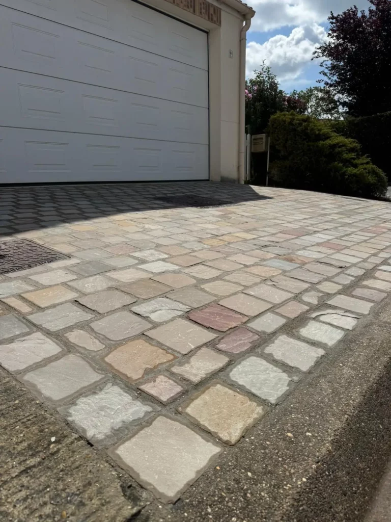 Pavage en pierre naturelle devant garage à Orly
