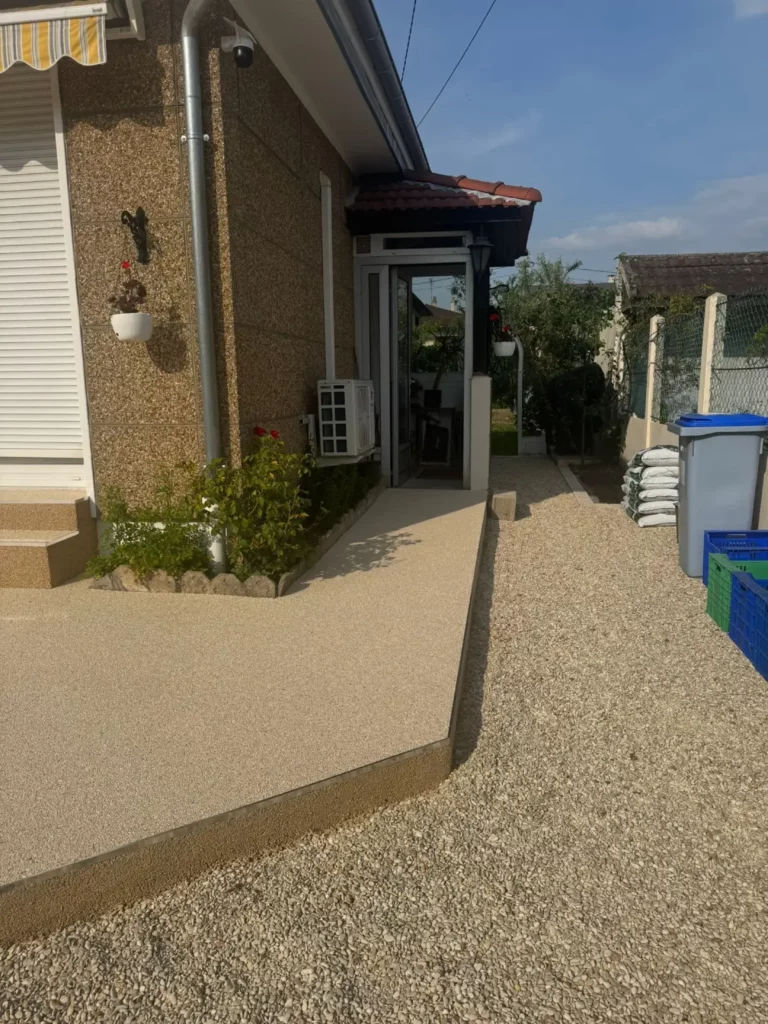 Détail de la moquette de pierre sur terrasse, finition soignée et granulats naturels