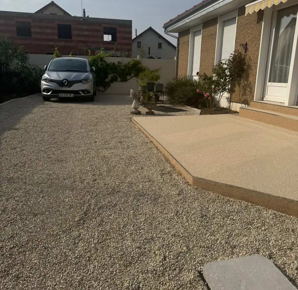 Moquette de pierre sur terrasse extérieure très fréquentée, surface résistante