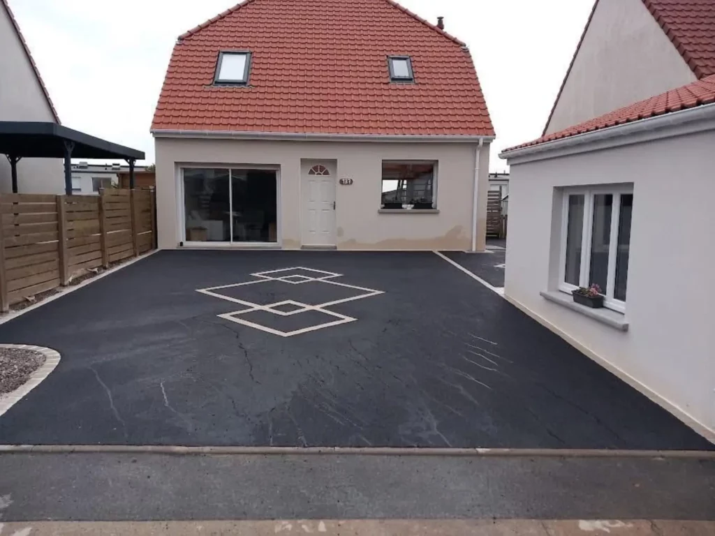 Aménagement de cour en enrobé à Rungis pour maison individuelle