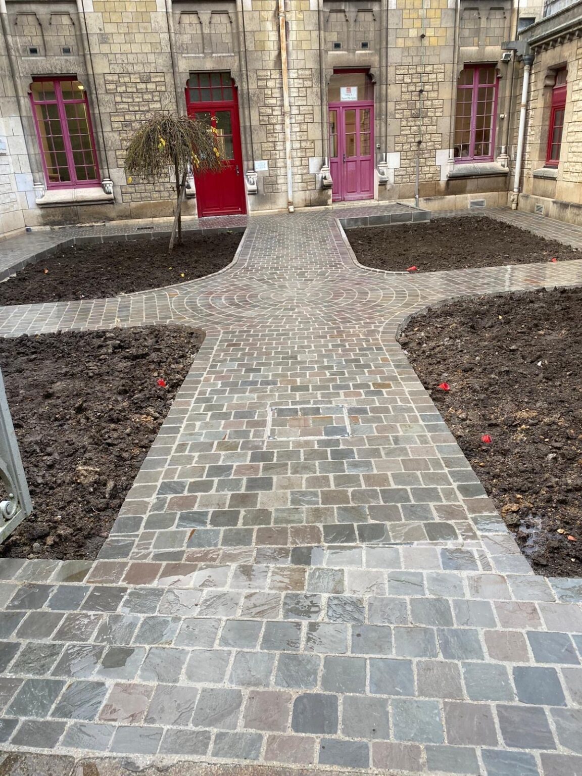 Allée pavée avec courbes en pierre naturelle à Fresnes