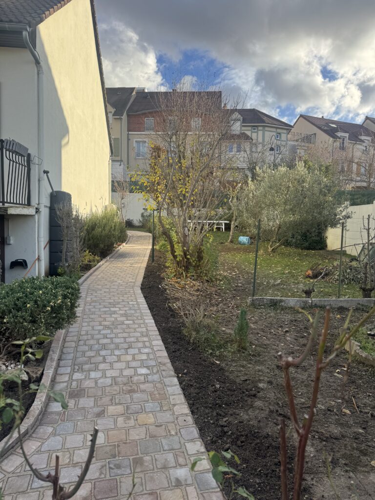 Allée pavée aménagée à Rungis pour un accès piéton durable et esthétique
