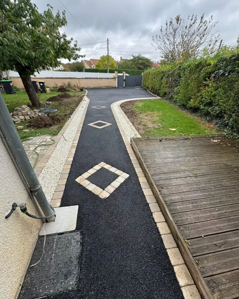 Aménagement de cour pavée à Antony pour un accès garage durable et esthétique