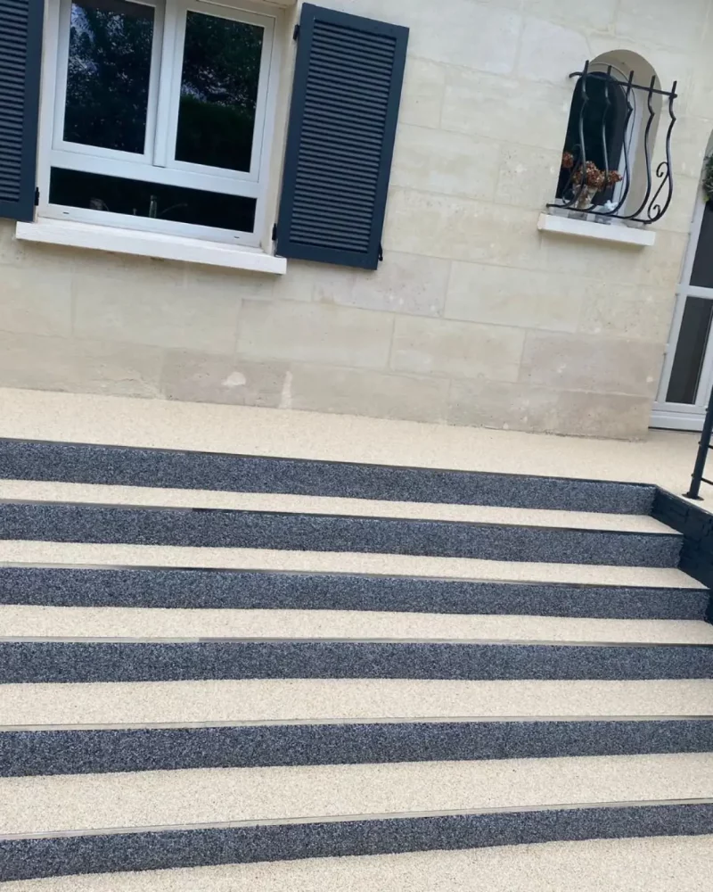 Escalier de jardin recouvert de moquette de pierre antidérapante