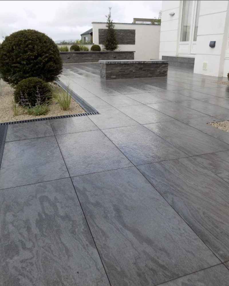 Terrasse paysagère à Marcoussis avec murets et dalles minérales