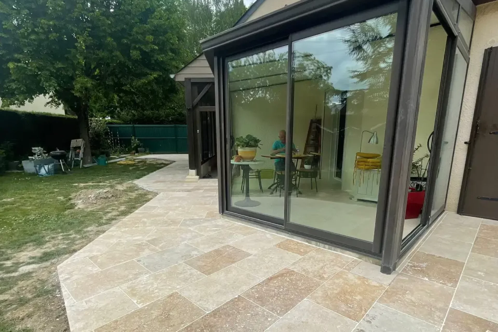 Aménagement de terrasse moderne à Verrières-le-Buisson avec dalles grand format