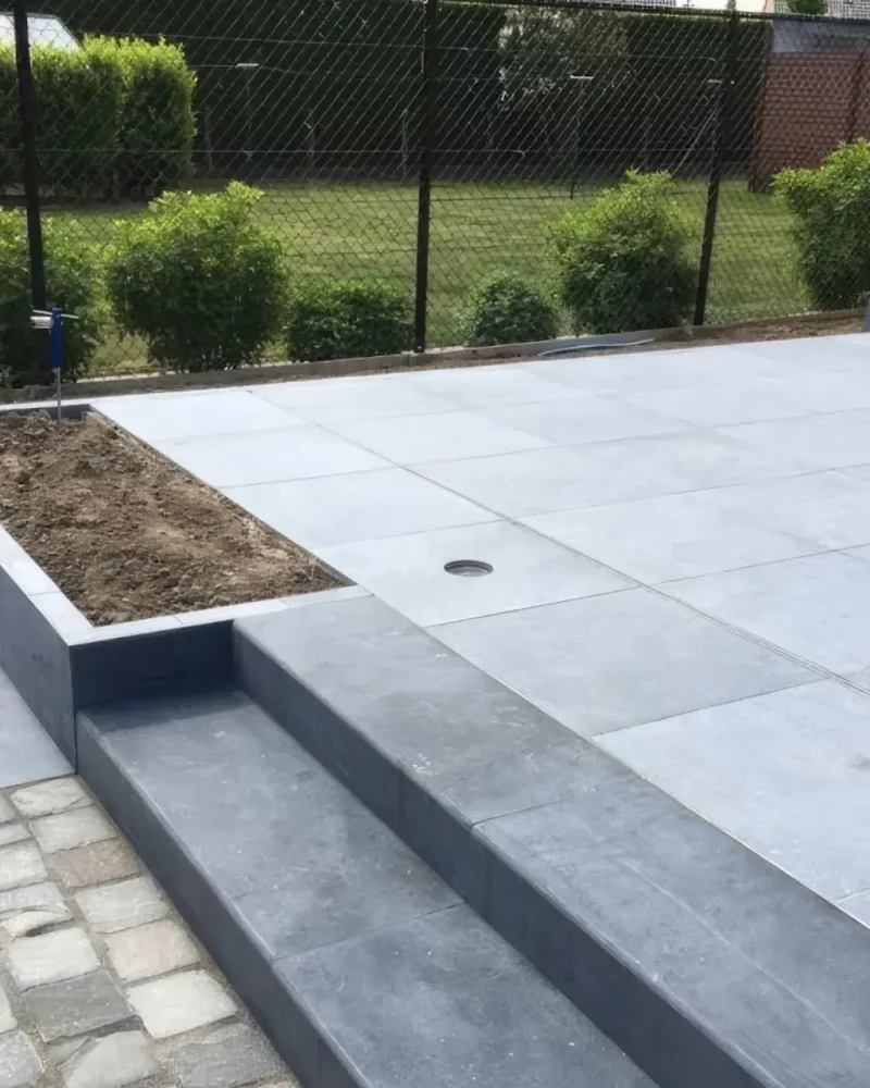 Dallage extérieur à L’Haÿ-les-Roses avec escaliers en dalles