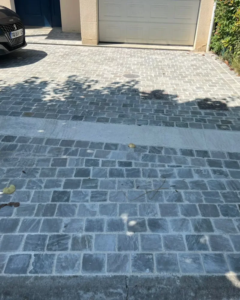 Cour pavée en pierre naturelle à Chevilly-Larue